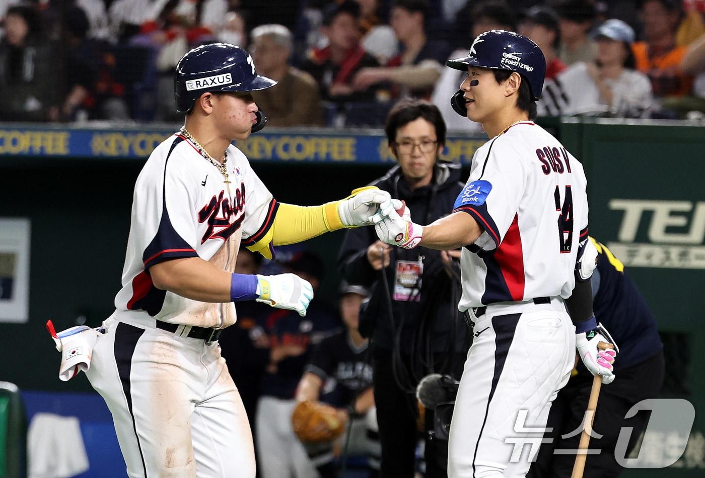 16일 오후 일본 도쿄돔에서 열린 월드베이스볼클래식&#40;WBC&#41; 대비 평가전 &#39;2025 케이 베이스볼 시리즈&#40;K-BASEBALL SERIES&#41;&#39; 일본과의 2차전 경기. 대한민국 안현민이 8회말 1사 상황 솔로홈런을 치고 송성문과 하이파이브하고 있다. 2025.11.17/뉴스1 ⓒ News1 구윤성 기자