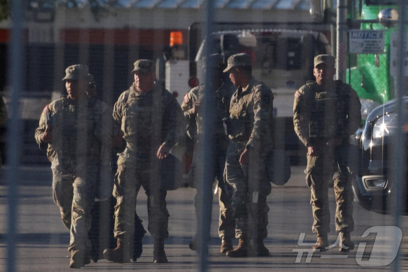 미국 일리노이주 시카고에 위치한 이민세관단속국&#40;ICE&#41; 브로드뷰 시설에서 이동 중인 주방위군 병력/ 2025.10.9 ⓒ 로이터=뉴스1