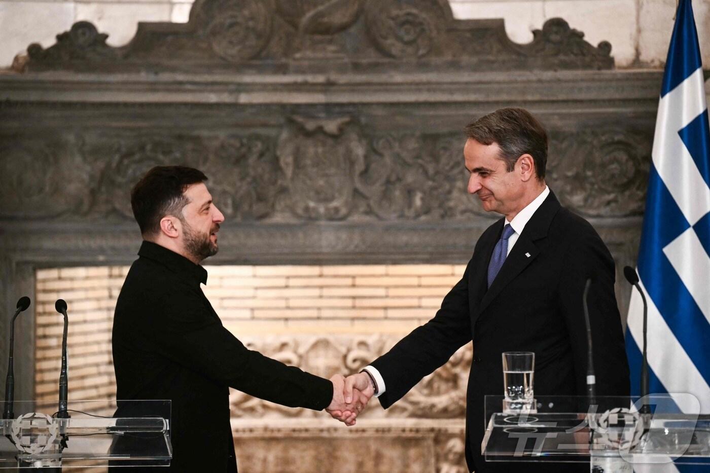 볼로디미르 젤렌스키 우크라이나 대통령&#40;왼쪽&#41;과 키리아코스 미초타키스 그리스 총리/ 2025.11.16 ⓒ AFP=뉴스1