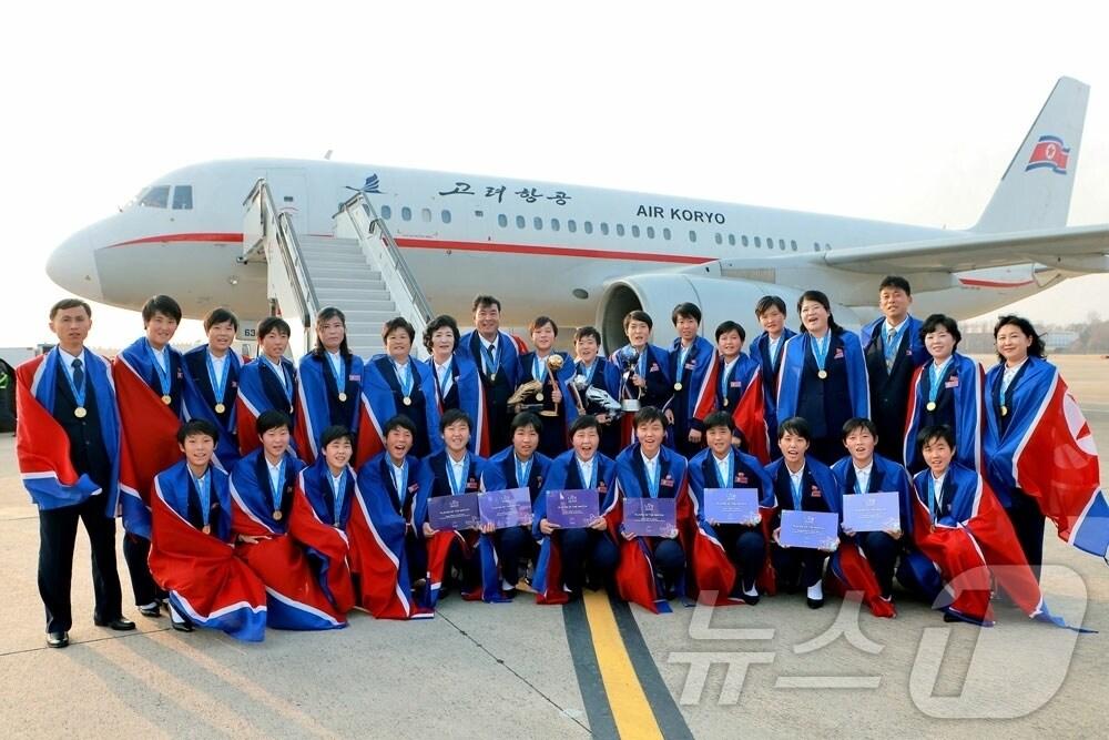 본문 이미지 - &#40;평양 노동신문=뉴스1&#41; = 북한 노동당 기관지 노동신문은 17일 &#34;마로끄&#40;모로코&#41;에서 진행된 국제축구연맹 2025년 17살 미만&#40;U-17&#41; 여자월드컵경기대회에서 연전 쾌승한 우리 선수들이 15일 수도 평양으로 돌아왔다＂고 보도했다. [국내에서만 사용가능. 재배포 금지. DB 금지. For Use Only in the Republic of Korea. Redistribution Prohibited] rodongphoto@news1.kr