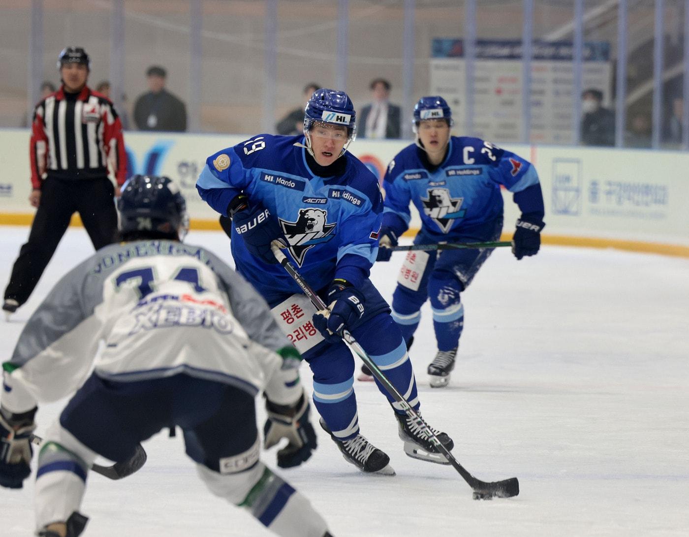 본문 이미지 - HL 안양이 안방에서 도호쿠 프리블레이즈를 완파하고 2025~26 아시아리그 아이스하키 정규리그 2위로 올라섰다.(HL 안양 제공)
