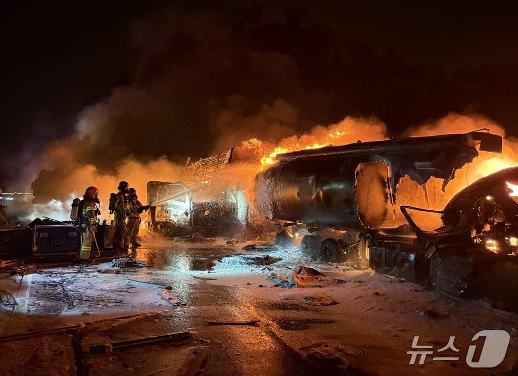 본문 이미지 - 17일 오전 3시 10분쯤 경북 영천시 신녕면 상주영천고속도로 상주 방면 93.6㎞ 지점에서 26톤 탱크로리 차량이 앞서가던 화물차들을 잇달아 추돌하고 불이나 소방 당국이 진화하고 있다.(경북소방본부 제공. 재판매 및 DB금지)2025.11.17/뉴스1