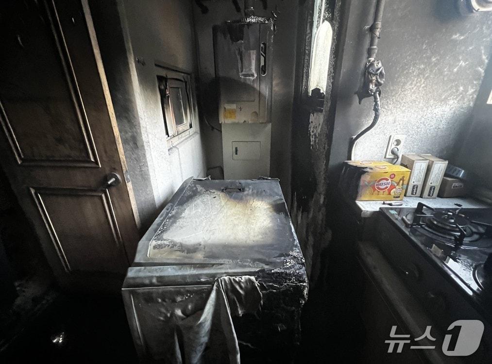 본문 이미지 - 16일 오후 3시50분쯤 경북 구미시 상모동의 한 아파트의 김치냉장고에서 불이나 베란다가 새까맣게 탔다.(경북소방본부 제공. 재판매 및 DB 금지)@025.11.17/뉴스1