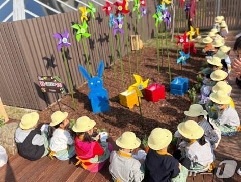 본문 이미지 - 어린이 정원 가꾸기 프로그램 '꿈을 그린 원정대' 모습.(부산시 제공. 재판매 및 DB금지)