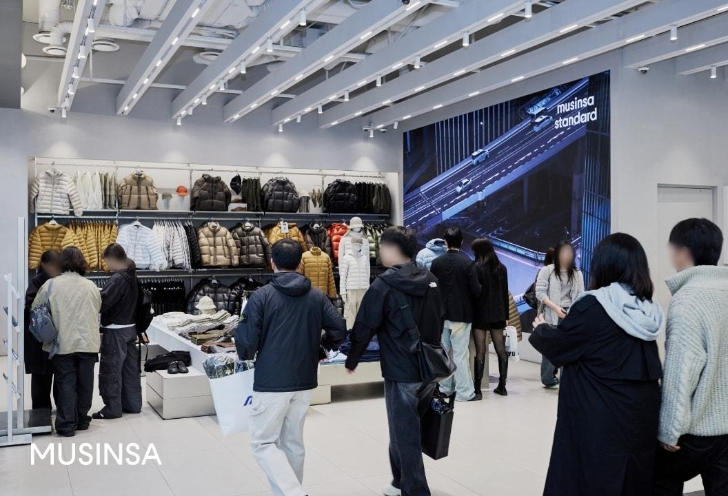 본문 이미지 - 무신사 스탠다드가 올해 1월부터 10월 말까지 전국 오프라인 매장 30곳의 방문객 수를 합산한 결과 누적 방문객 수가 2000만 명을 넘어섰다. &#40;무신사스탠다드제공&#41;