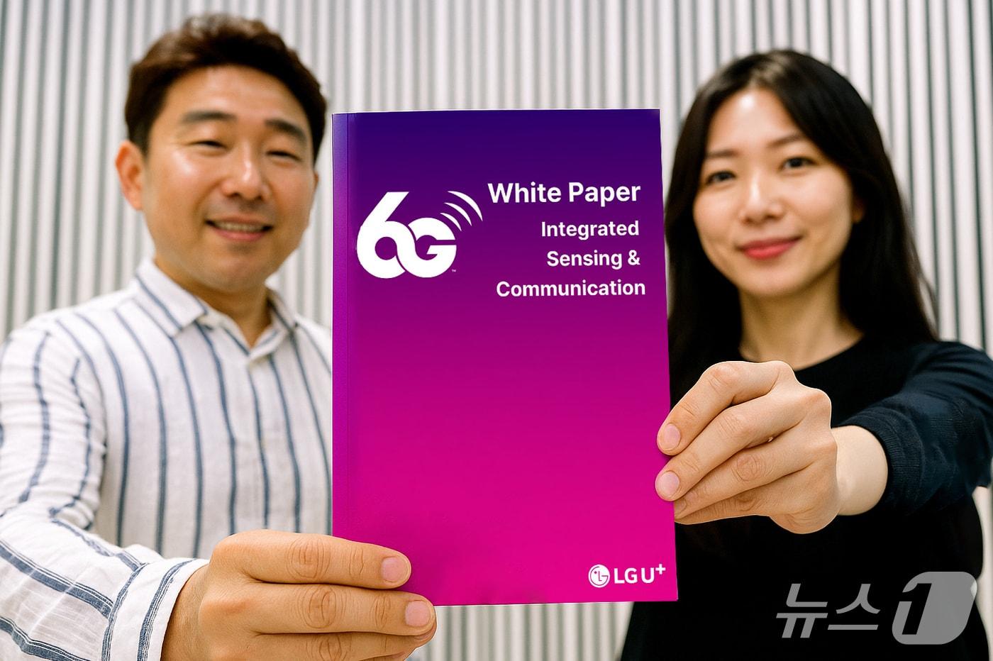 LG유플러스는 6G 시대의 핵심 기술로 주목받는 통신·센싱 융합 기술&#40;ISAC&#41;을 주제로 &#39;2025년 6G 백서&#39;를 17일 발간했다.. 6G 백서 표지를 모델이 선보이고 있는 모습을 AI로 생성한 이미지. 2025.11.17/뉴스1&#40;LG유플러스 제공&#41;