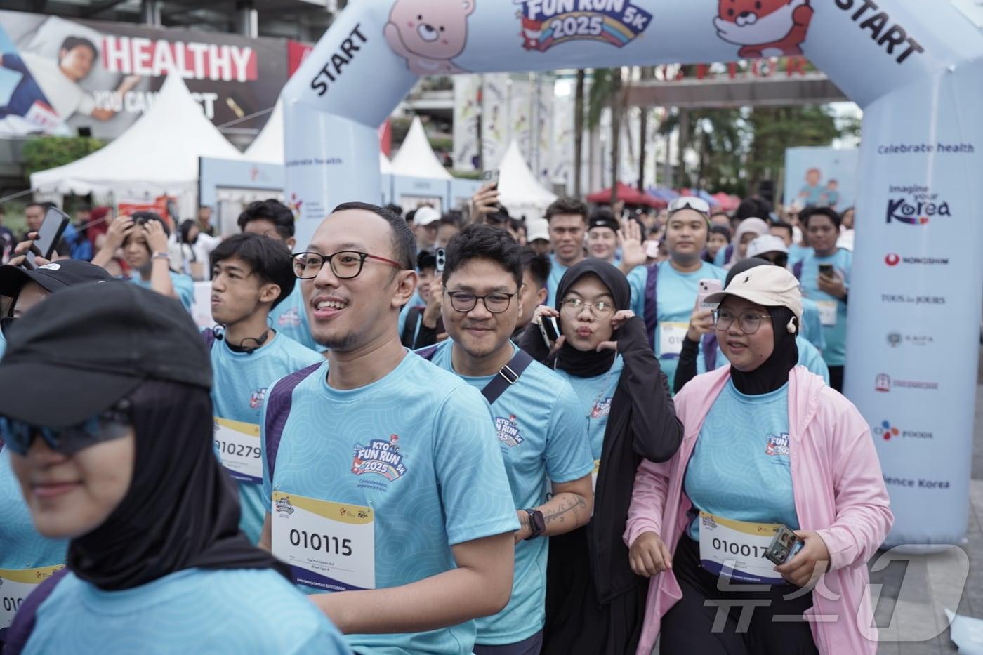 지난 9일 인도네시아에서 열린 KTO FUN RUN 참가자들이 출발 신호에 맞춰 달려나가고 있다.&#40;한국관광공사 제공&#41; 
