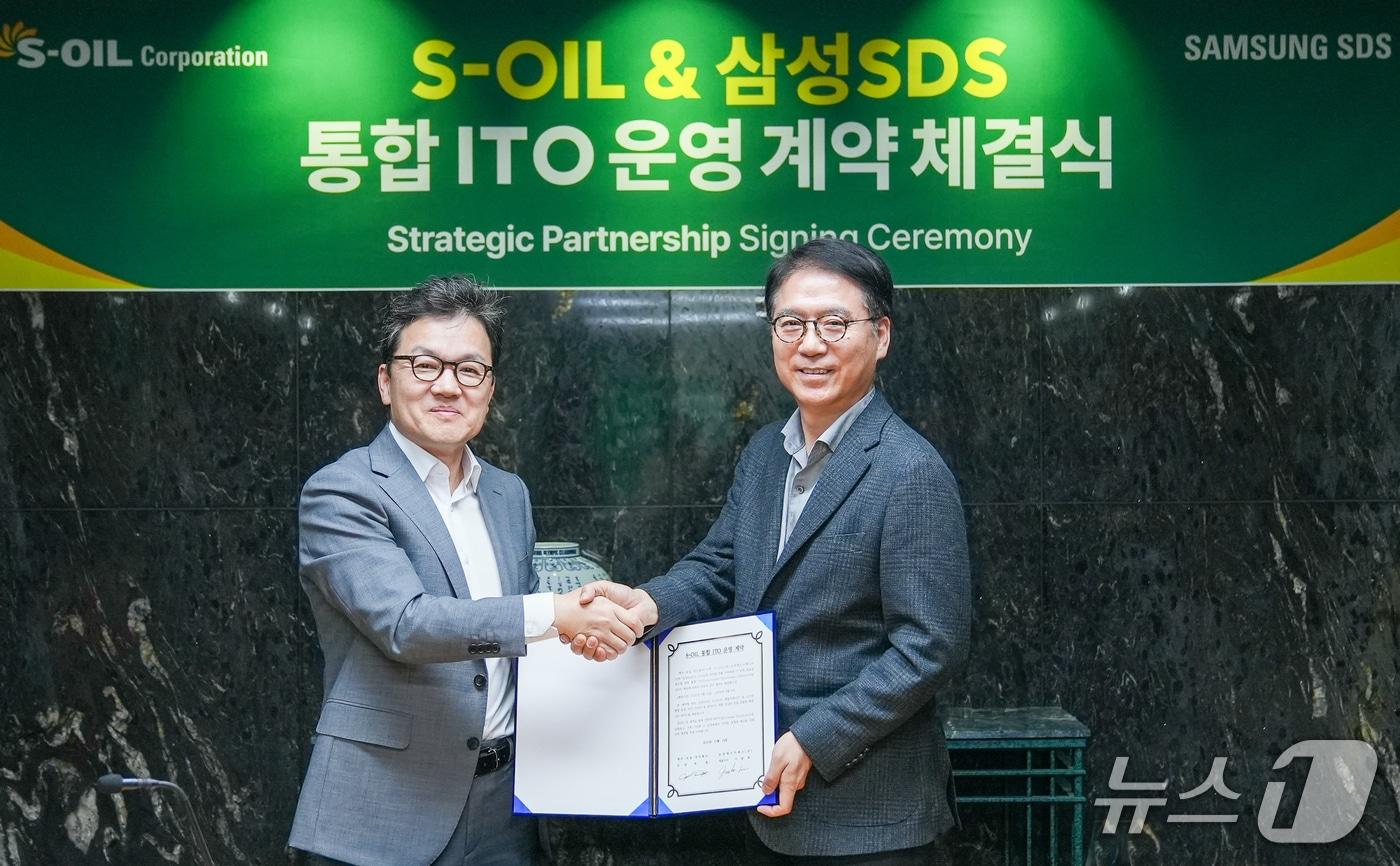이준희 삼성SDS 대표이사 사장과 S-OIL 류열 사장이 기념사진을 찍고 있다.&#40;삼성SDS 제공&#41;