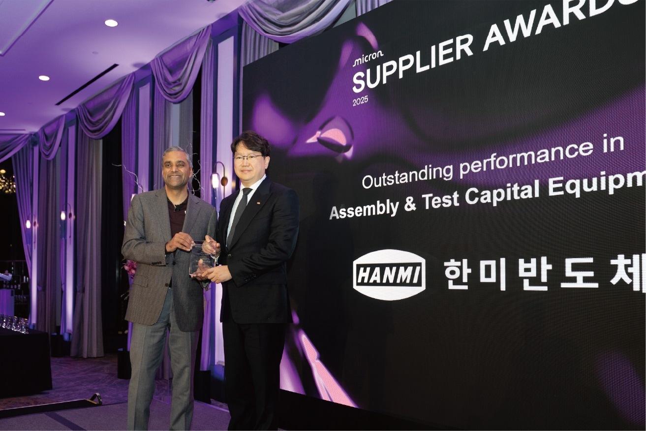 본문 이미지 - 마이크론 테크놀로지 마니시 바티아 부회장과 한미반도체 곽동신 회장