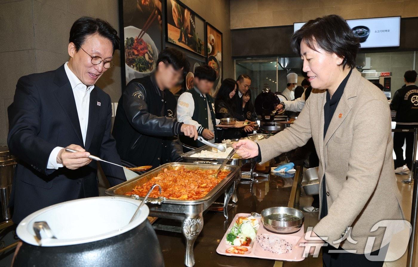 김민석 국무총리와 송미령 농림축산식품부 장관이 17일 오전 서울 종로구 성균관대학교 은행골식당에서 학생들과 함께 &#39;천원의 아침밥&#39; 식사 배식을 받고 있다. 2025.11.17/뉴스1 ⓒ News1 임세영 기자
