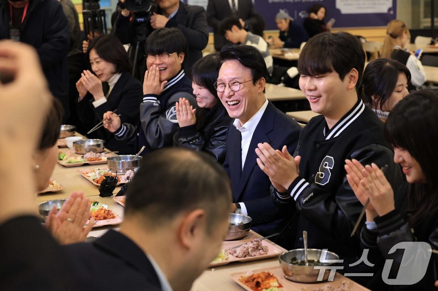 김민석 국무총리가 17일 오전 서울 종로구 성균관대학교 은행골식당에서 학생들과 함께 '천원의 아침밥' 식사를 하며 이야기를 나누고 있다. 2025.11.17/뉴스1 ⓒ News1 임세영 기자