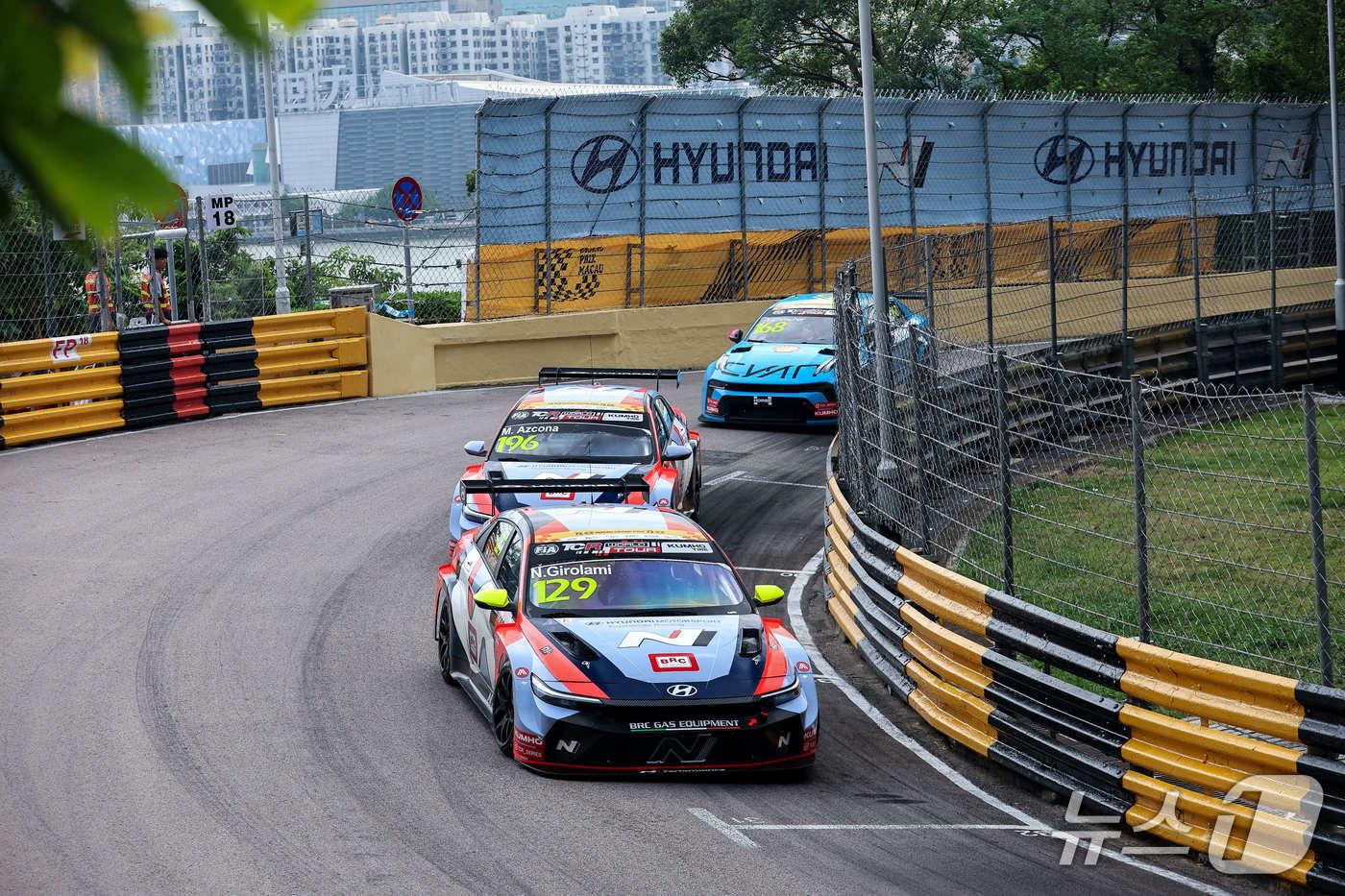 11월 13~16일 열린 &#39;2025 TCR 월드투어&#39; 마카오 대회에서 현대자동차 &#39;더 뉴 엘란트라 N TCR&#40;국내명 더 뉴 아반떼 N TCR&#41;&#39;이 주행하고 있는 모습.&#40;현대차 제공&#41; 