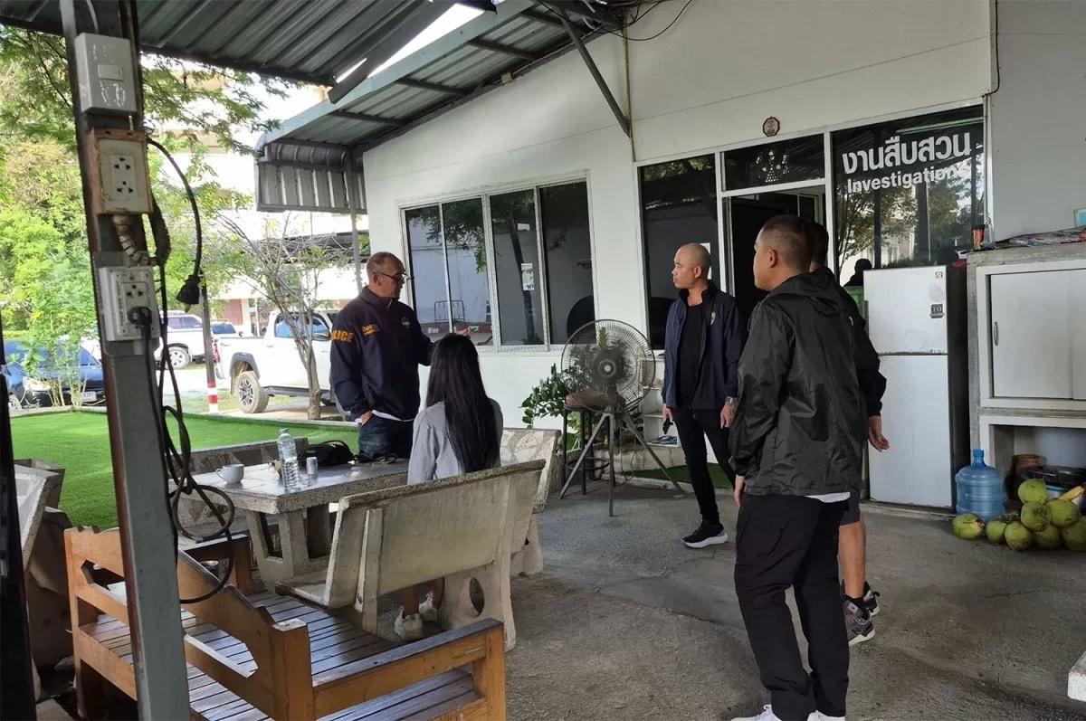 본문 이미지 - 지난 5일 태국 파타야 농프루 경찰서를 찾은 21세 여성이 중국인 남성 3명으로부터 집단성폭행을 당했다고 신고하는 모습. (방콕포스트 갈무리)