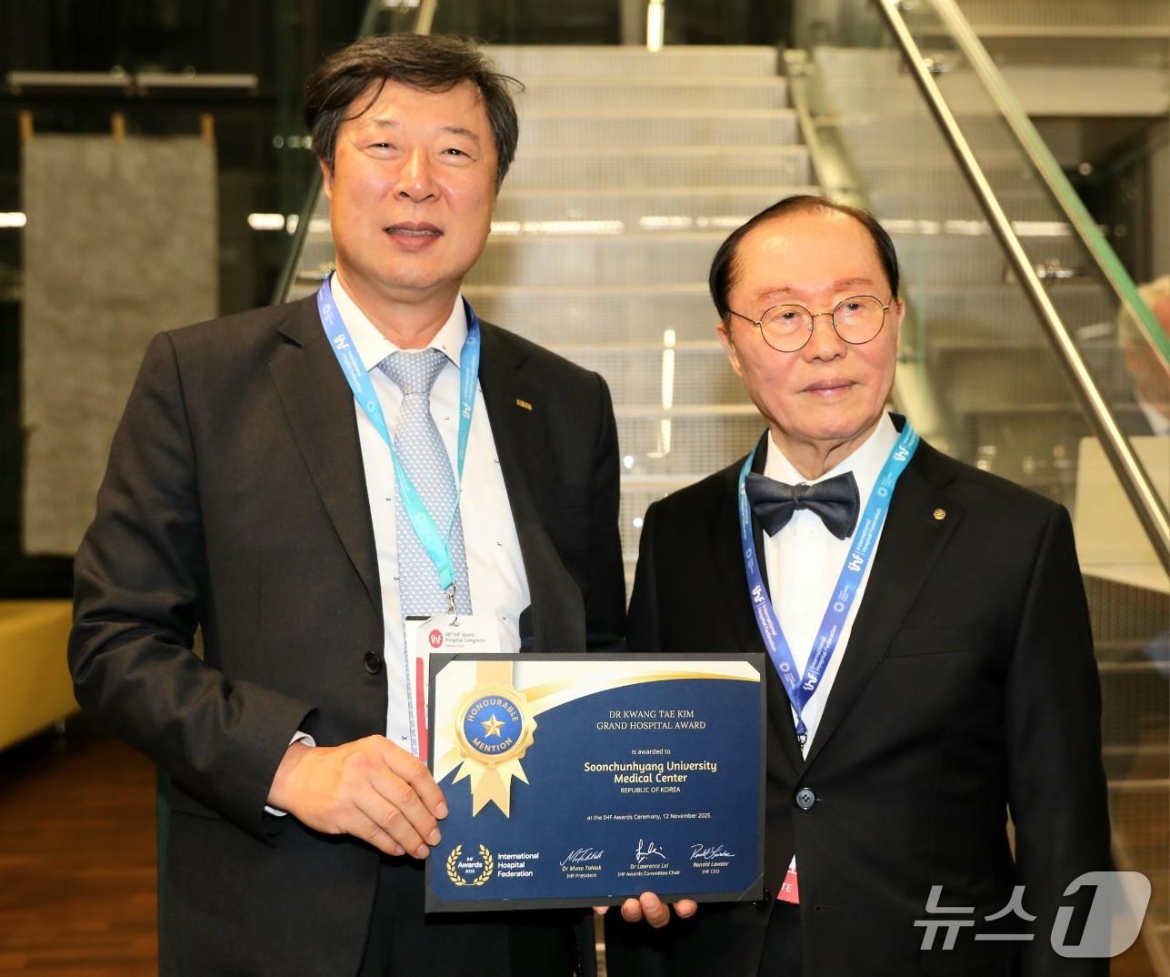 본문 이미지 - 신응진 순천향대학교 중앙의료원 특임원장&#40;왼쪽&#41;이 2025 IHF 그랜드 호스피탈 어워드 &#39;Honorable Mention&#39;을 받고 기념 촬영을 하고 있다.&#40;순천향대학교 중앙의료원 제공&#41;
