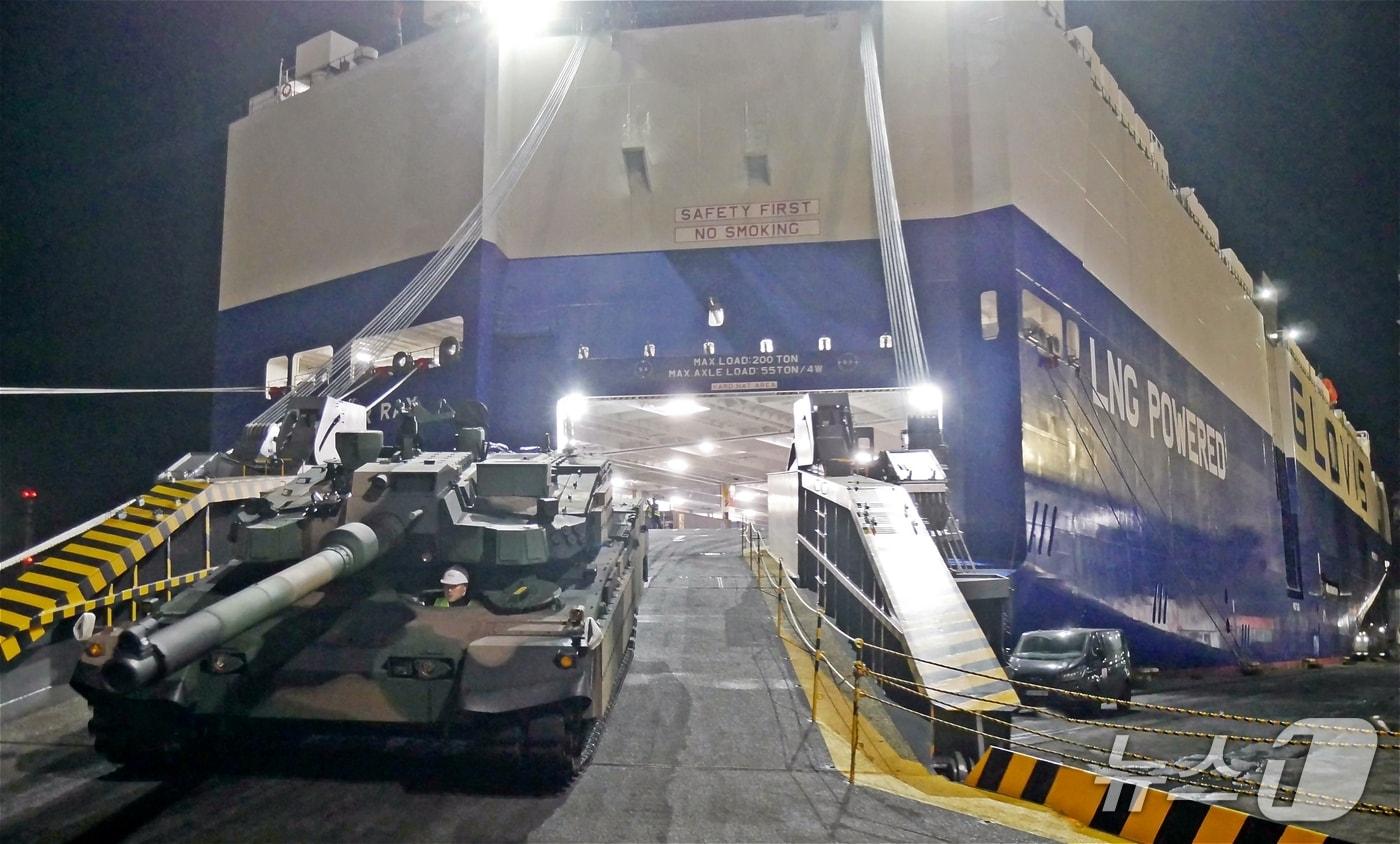 폴란드 그단스크 항구에 도착한 현대글로비스 자동차운반선에서 K2 전차 하역 작업이 진행되고 있다&#40;현대글로비스 제공&#41;