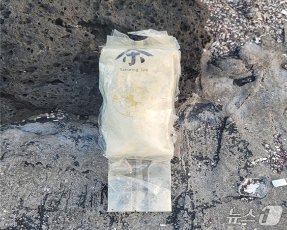본문 이미지 - 16일 제주해양경비단이 발견한 중국산 우롱차 위장 케타민.(제주경찰 제공. 재판매 및 DB 금지)/뉴스1 
