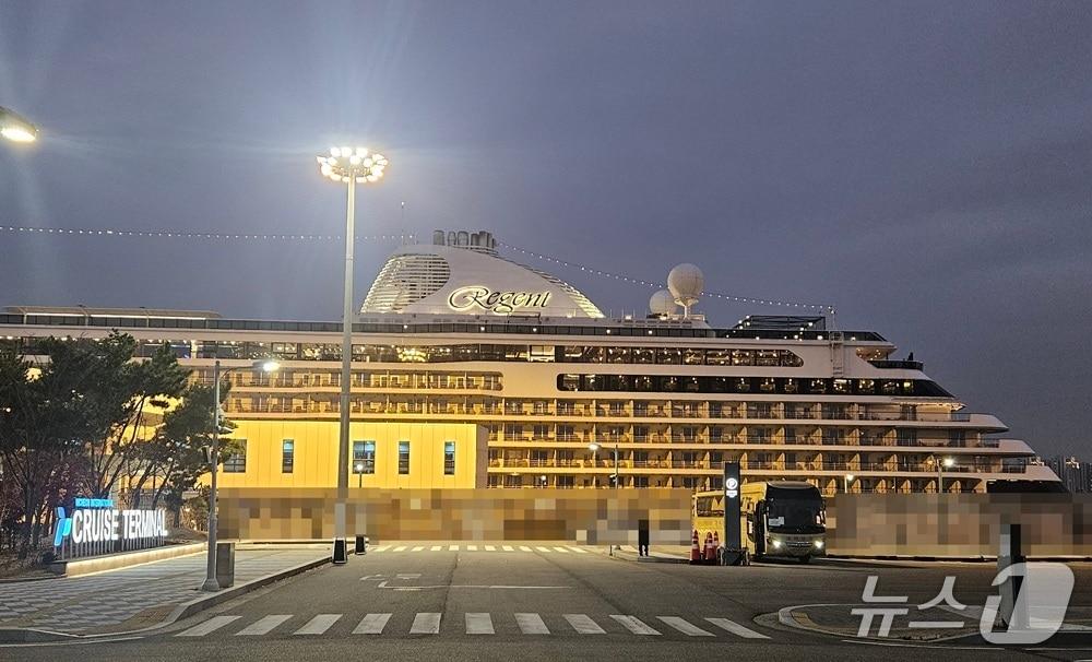 본문 이미지 - 인천항 크루즈 터미널에 리젠트 세븐시즈사의 ‘세븐시즈 익스플로러&#39;호가 정박해 있다. &#40;인천항만공사 제공.재판매 및 DB금지&#41;