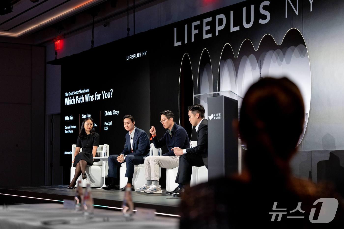 지난 14일&#40;현지시각&#41; 미국 뉴욕 맨해튼에서 열린 LIFEPLUS NY 2025에서 연사들이 패널 토크 세션을 진행하고 있다./사진제공=한화생명