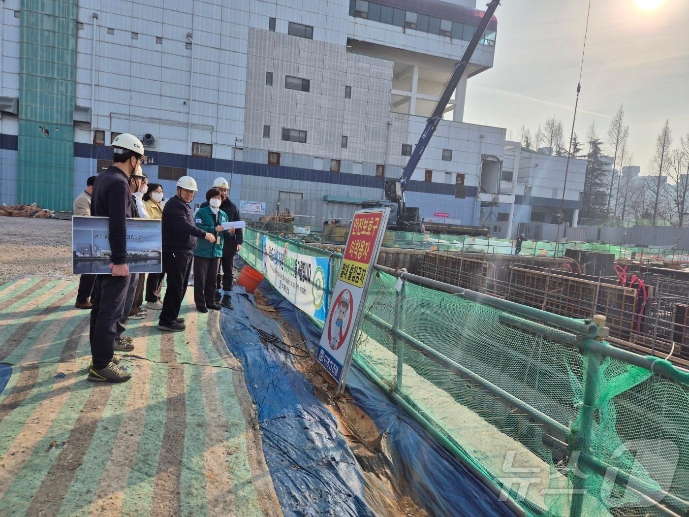 본문 이미지 - 광주시 미세먼지 배출저감 공사장 점검.&#40;광주시 제공. 재판매 및 DB 금지&#41; ⓒ News1 박준배 기자