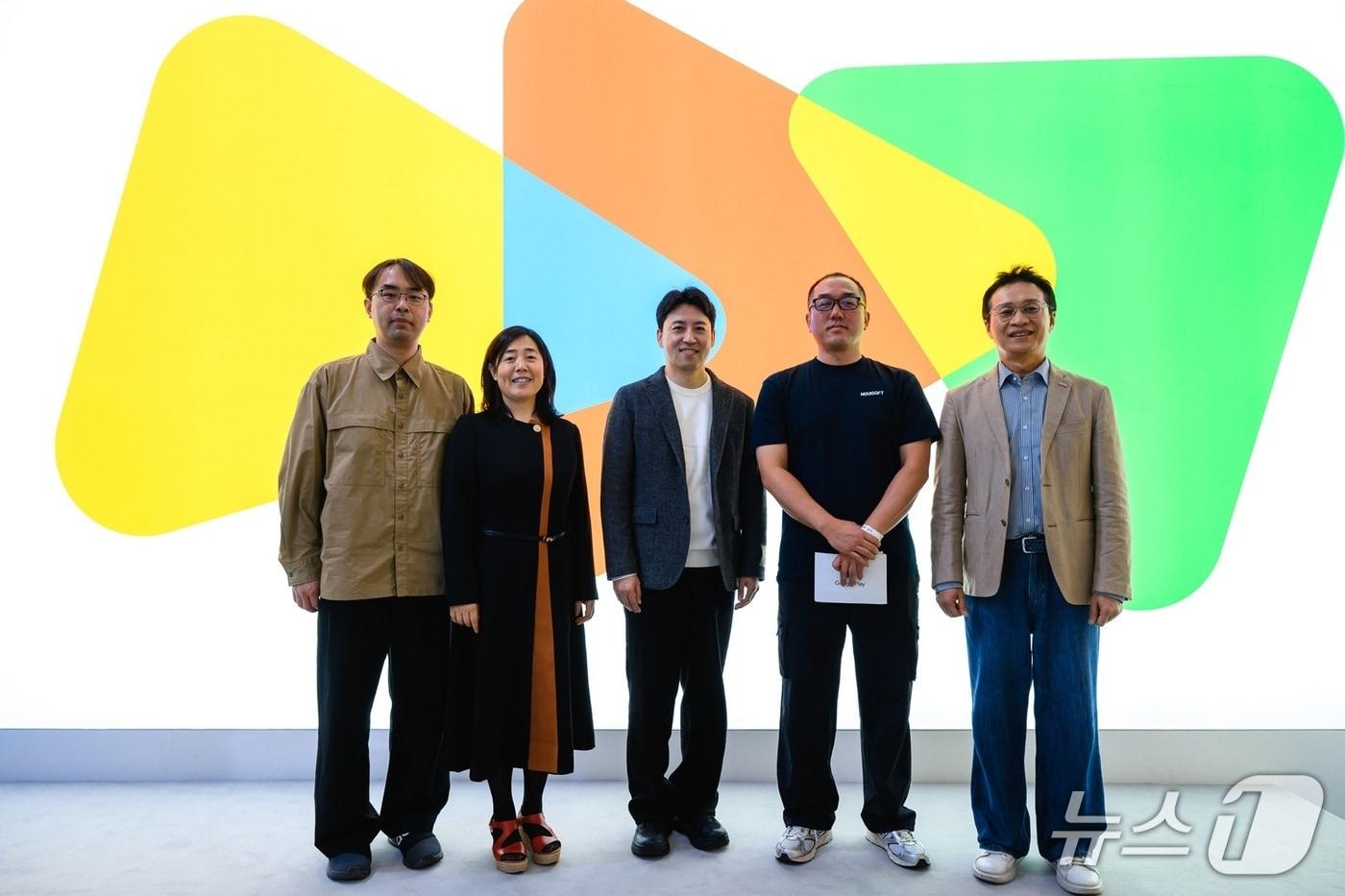 왼쪽부터 남경보 네이버웹툰 IP 비즈니스 총괄 리더, 폴라 왕&#40;Paula Wang&#41; 구글플레이 아시아퍼시픽 파트너십 매니징 디렉터, 퍼니팩 김영호 대표, 모비소프트 김민수 기획팀장, 한국콘텐츠진흥원 유현석 원장 직무대행이 기념사진을 찍고 있다.&#40;구글플레이 제공&#41;