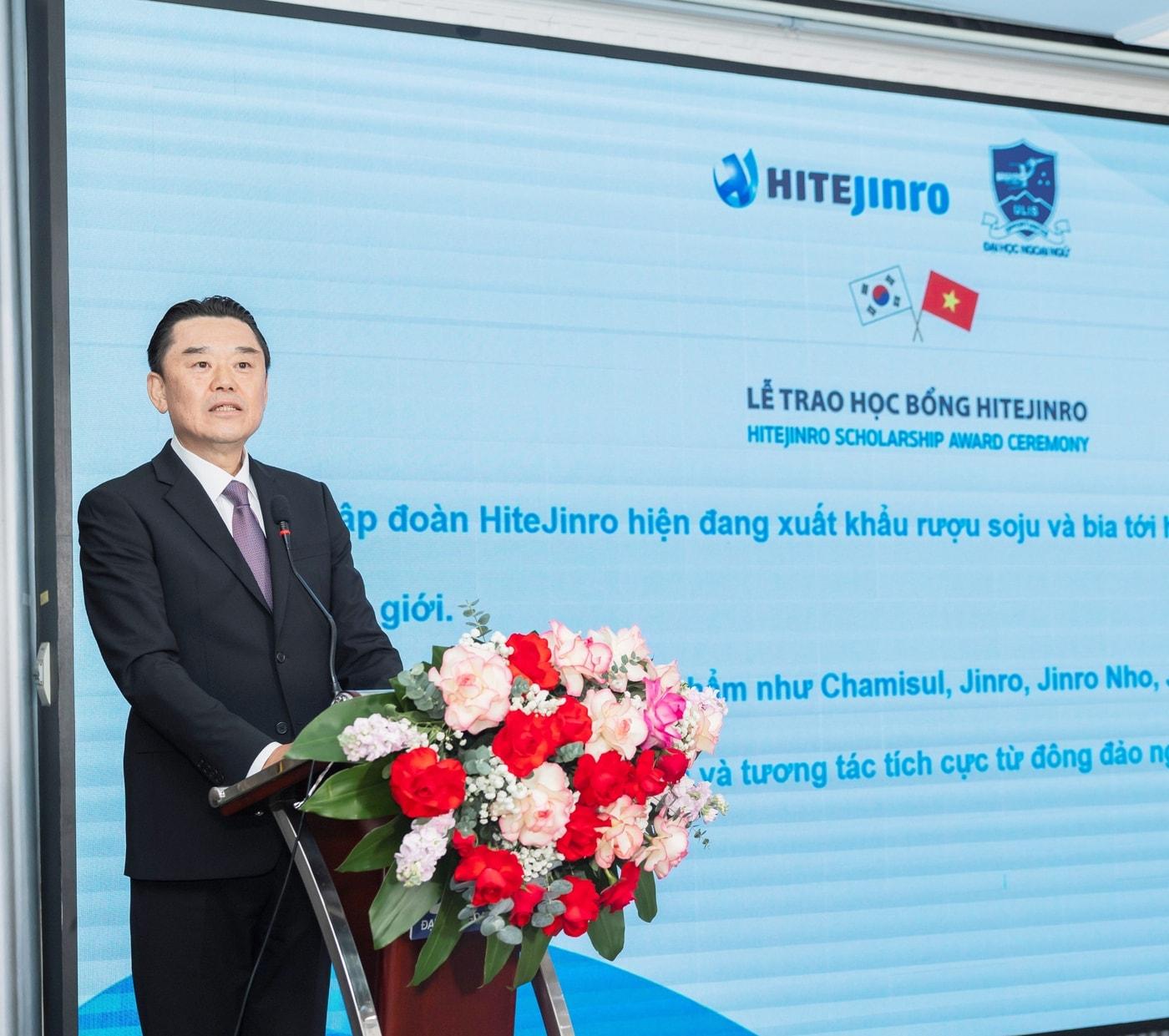 본문 이미지 - 베트남 현지 대학생 장학금 수여식 에서 김인규 하이트진로 대표가 발언을 하는 모습.&#40;하이트진로 제공&#41;