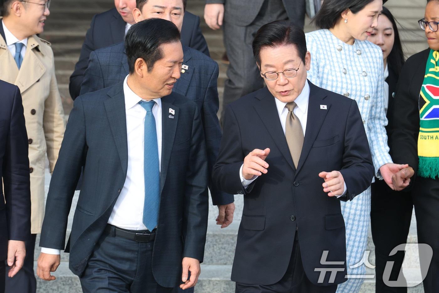 이재명 대통령이 17일 오전 주요 20개국&#40;G20&#41; 정상회의 참석을 계기로 아프리카와 중동 등 4개국 순방을 위해 경기 성남 서울공항에 도착, 정청래 더불어민주당 대표와 대화하며 공군1호기로 이동하고 있다. 2025.11.17/뉴스1 ⓒ News1 이광호 기자