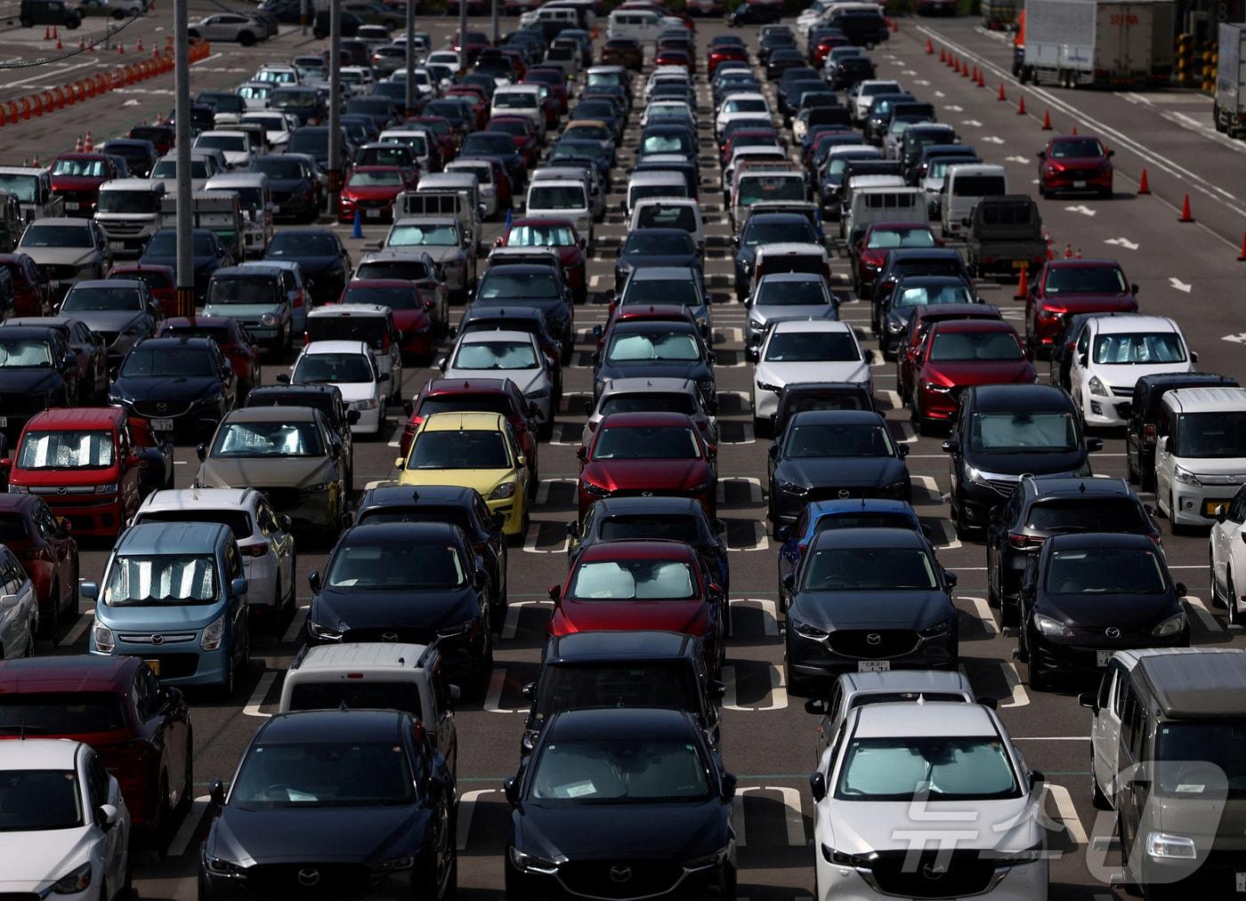 본문 이미지 - 일본 히로시마 마쯔다 자동차 공장에 차량이 주차돼 있다. &lt;자료사진&gt; ⓒ 로이터=뉴스1