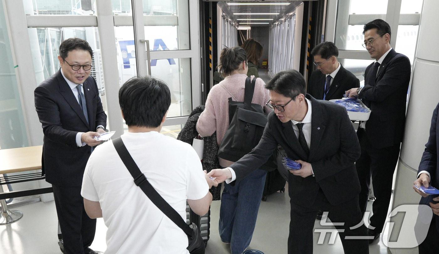 윤철민 파라타항공 대표이사&#40;왼쪽&#41;가 17일 인천국제공항 1터미널에서 첫 취항한 인천-니리나 노선에 탑승한 승객에게 기념품을 전달하고 있다. 파라타항공은 이날 인천-나리타 노선을 시작으로 첫 국제선 운항을 시작했다. 2025.11.17/뉴스1 ⓒ News1 박지혜 기자