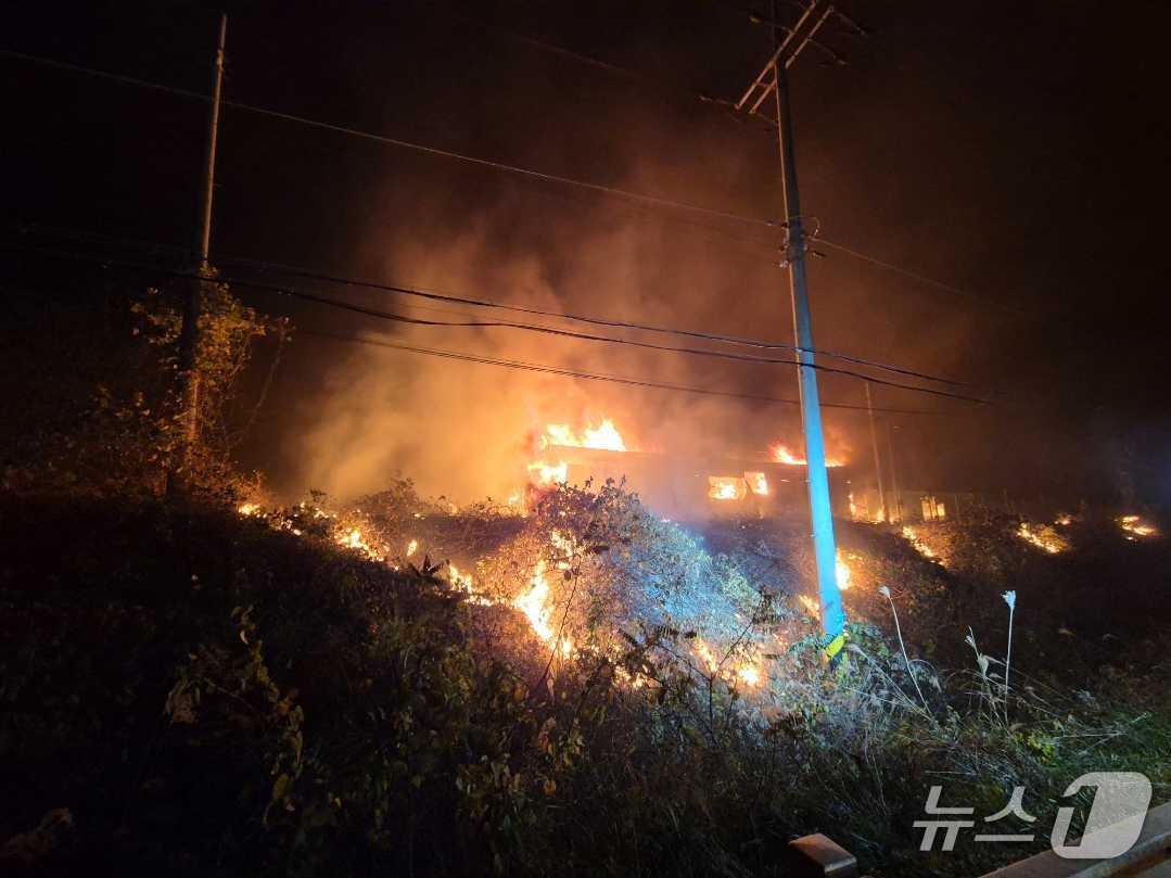 본문 이미지 - 지난 16일 오후 10시 55분쯤 강원 양양군 현북면 한 비닐하우스에서 발생한 화재가 신고 접수 1시간 34분 만인 17일 0시 29분쯤 진화됐다. &#40;강원도소방본부 제공. 재판매 및 DB금지&#41; 2025.11.17/뉴스1