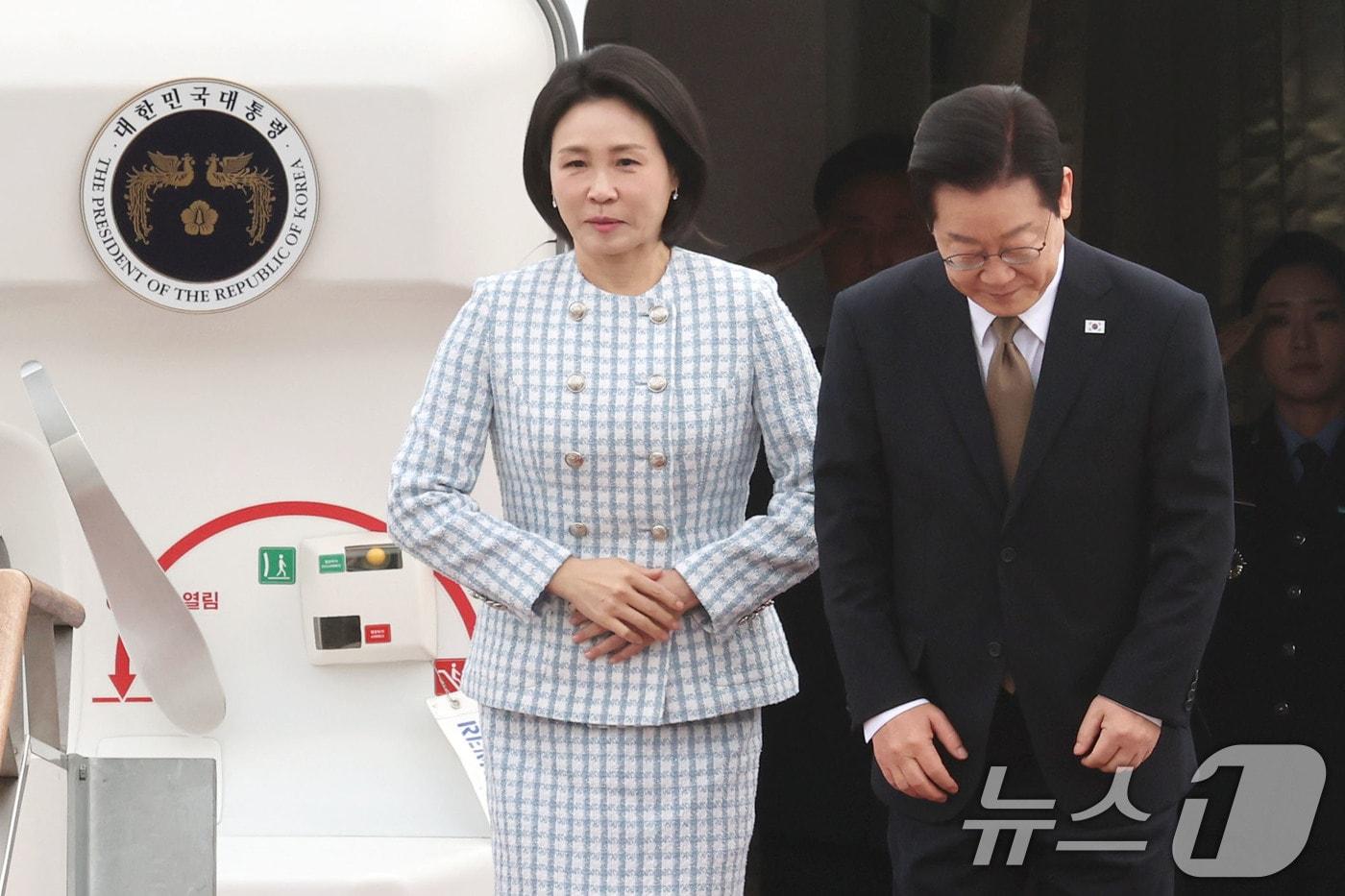 이재명 대통령과 김혜경 여사가 지난 17일 오전 주요 20개국&#40;G20&#41; 정상회의 참석을 계기로 아프리카와 중동 등 4개국 순방을 위해 경기 성남 서울공항을 통해 출국하며 인사하고 있다. 2025.11.17/뉴스1 ⓒ News1 이광호 기자