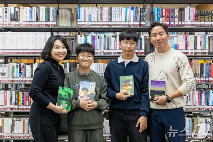 본문 이미지 - 올해 2500권의 책을 읽은 경북 칠곡군 오미애 씨 가족이 &#39;경북도 다독가족상’을 받았다.&#40;칠곡군 제공. 재판매 및 DB금지&#41;/뉴스1