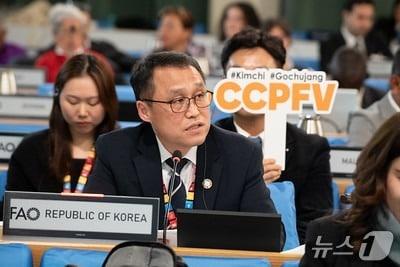 본문 이미지 - 지난 10일부터 14일까지 이탈리아 로마에서 개최된 제48차 국제식품규격위원회&#40;CODEX, 코덱스&#41; 총회에 참석한 김성곤 식품안전정책국장.&#40;식약처 제공&#41; 2025.11.17/뉴스1