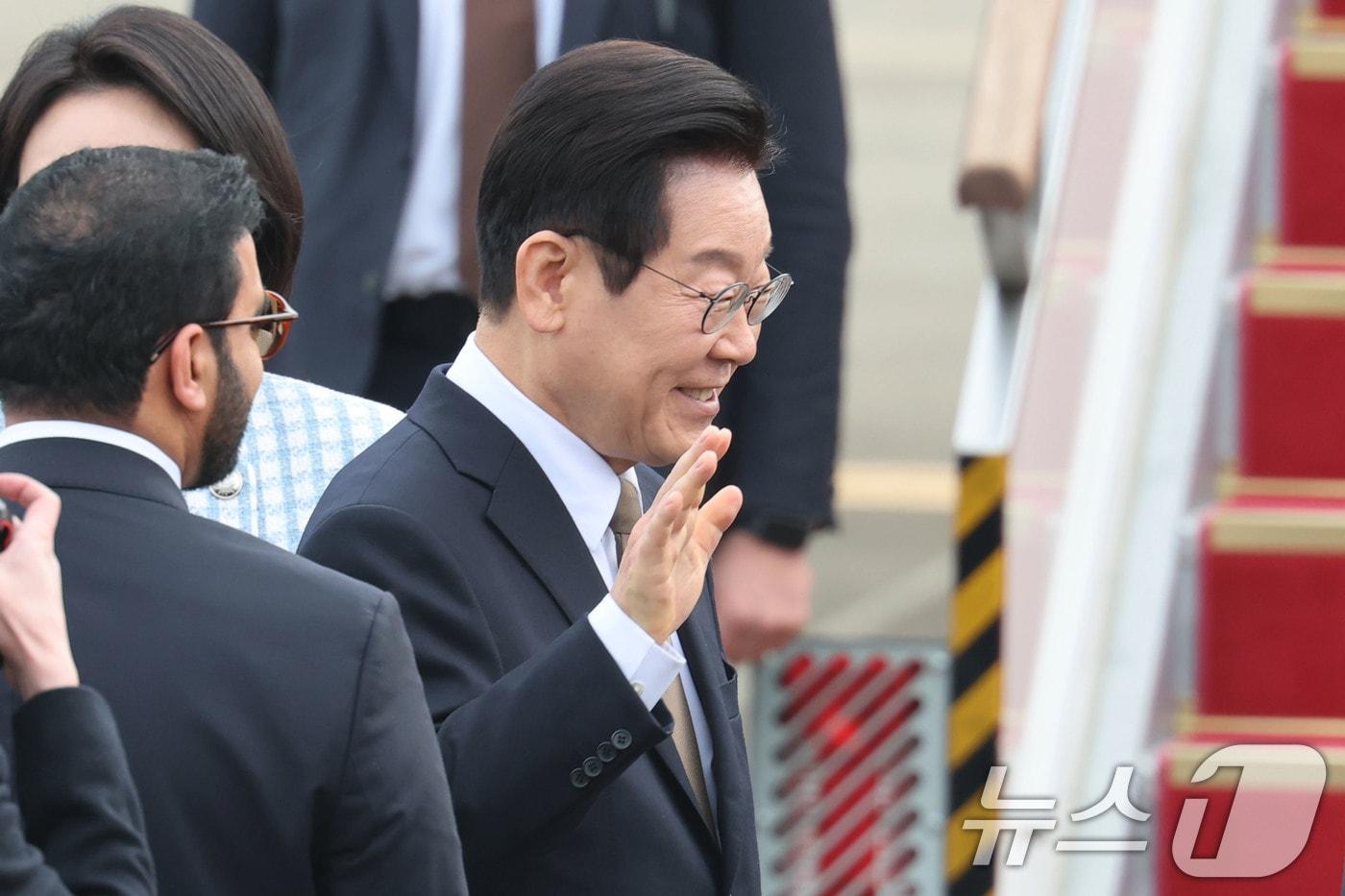 이재명 대통령이 17일 오전 주요 20개국&#40;G20&#41; 정상회의 참석을 계기로 아프리카와 중동 등 4개국 순방을 위해 경기 성남 서울공항에서 출국하기 전 환송인사들에게 손인사를 하고 있다. 2025.11.17/뉴스1 ⓒ News1 이광호 기자