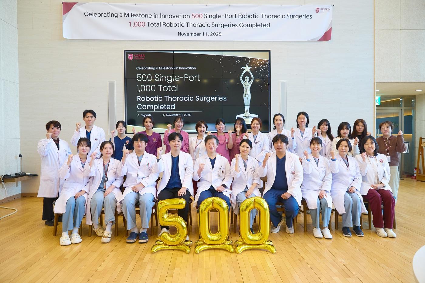 김현구 고대구로병원 심장혈관흉부외과 교수&#40;사진 맨 앞줄 중앙&#41;의 &#39;세계 최초 단일공 흉부 로봇수술 500례&#39;를 기념하며  의료진들이 기념촬영을 하고 있다&#40;고대구로병원 제공&#41;