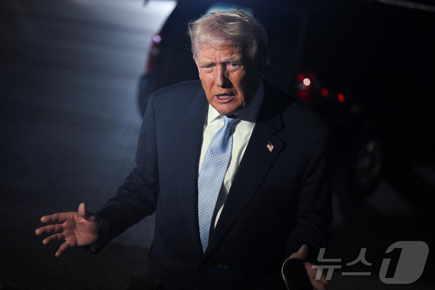 도널드 트럼프 미국 대통령이 16일&#40;현지시간&#41; 미국 플로리다주 웨스트팜비치에 있는 팜비치 국제공항에서 워싱턴으로 향하는 에어포스원에 탑승하면서 기자들과 질의응답 시간을 갖고 있다. 2025.11.16 ⓒ 로이터=뉴스1 ⓒ News1 김경민 기자