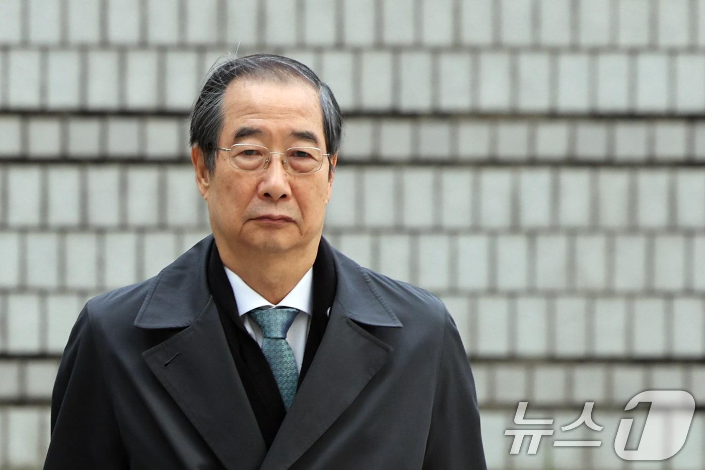 윤석열 전 대통령의 12·3 비상계엄을 적극적으로 말리지 않은 혐의로 재판에 넘겨진 한덕수 전 국무총리가 14일 오전 서울 서초구 서울중앙지방법원에서 열린 내란 우두머리 방조 1심 속행 공판에 출석하고 있다. 2025.11.17/뉴스1 ⓒ News1 황기선 기자