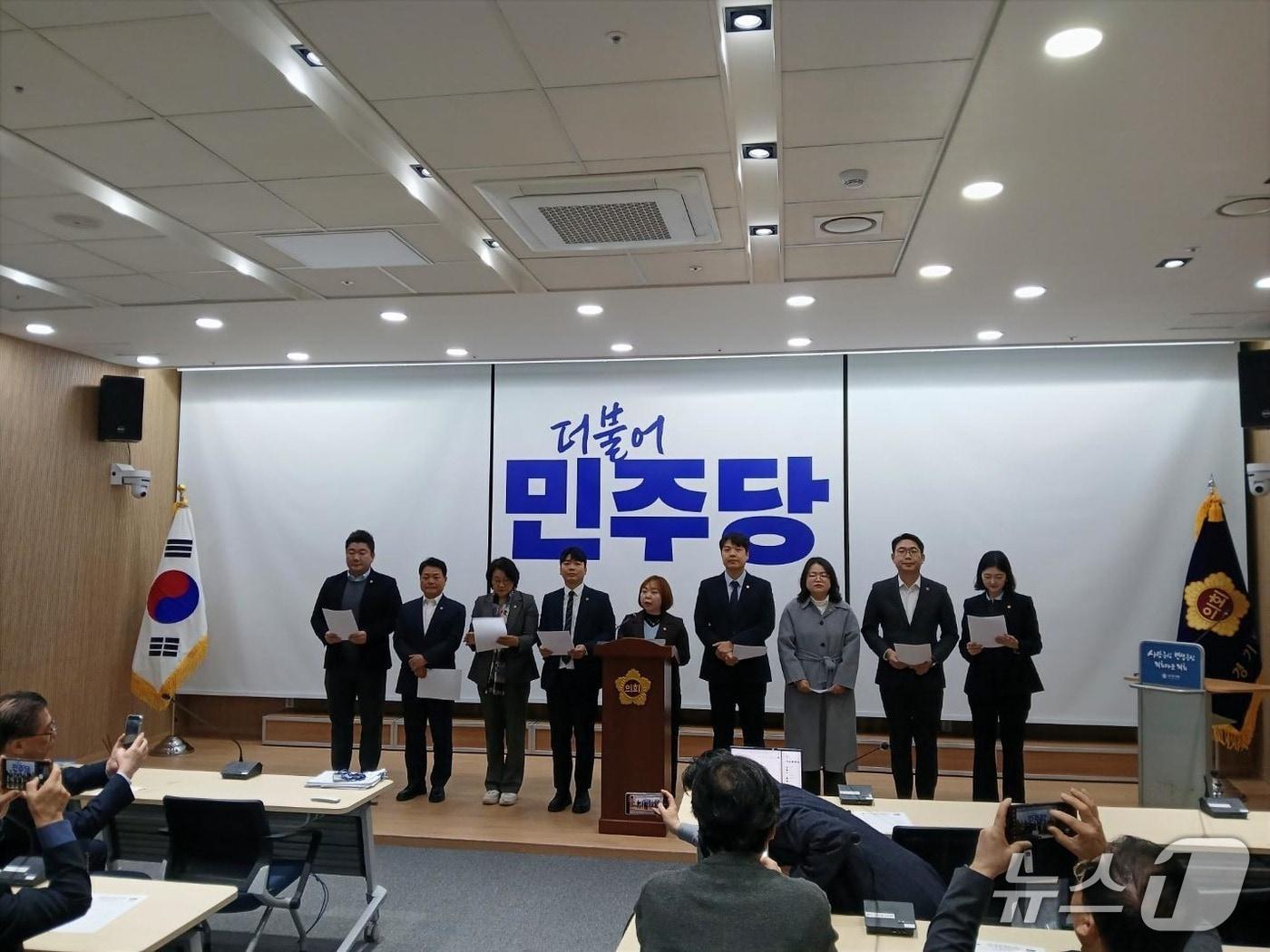 본문 이미지 - 경기도의회 더불어민주당이 17일 도의회 브리핑룸에서 긴급 기자회견을 열어 &#34;경기도교육청 제작 배포한 &#39;AI 서술논술형 평가시스템&#39;이 교사를 무능한 존재로 조롱했다&#34;며 비판했다.2025.11.17/뉴스1 ⓒ News1 송용환 기자