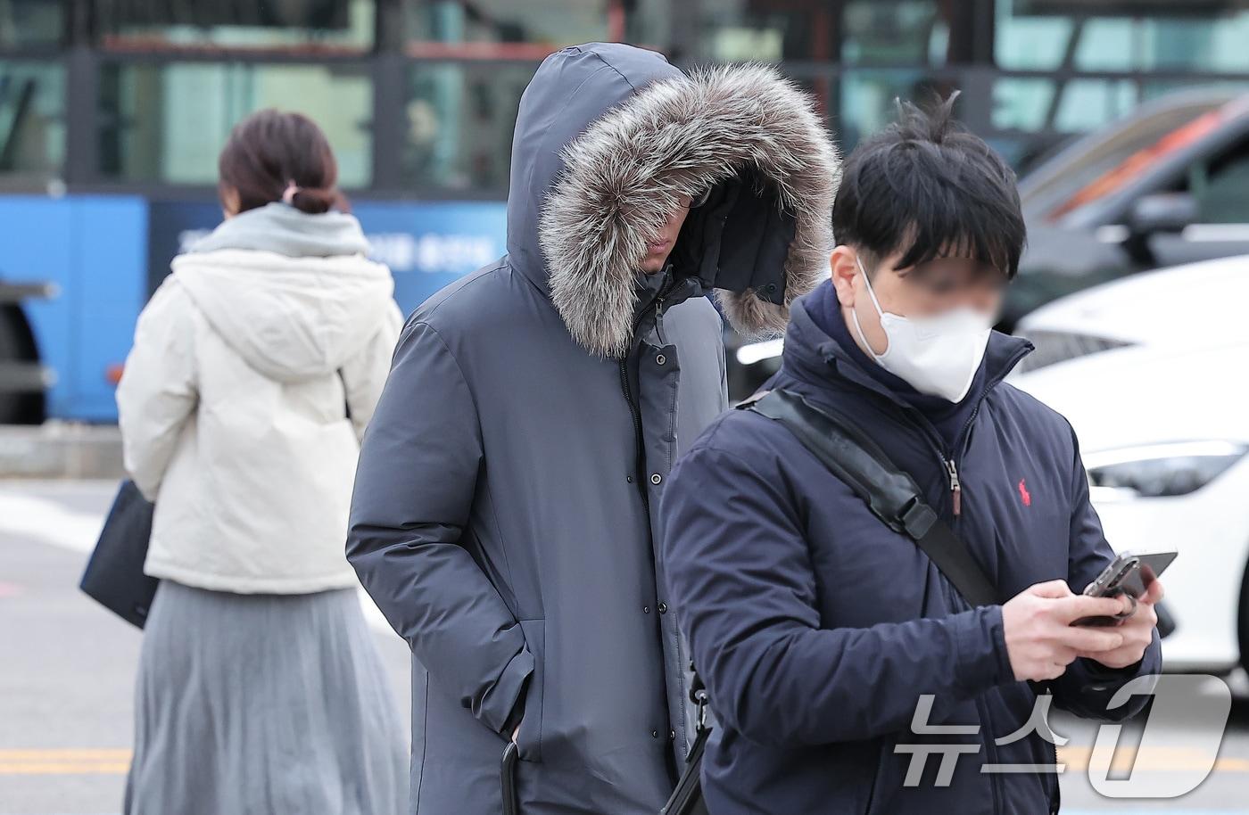 북쪽에서 강한 찬 공기가 밀려들면서 전국 최저기온이 -5도를 밑도는 등 급격한 한파가 찾아온 17일 오전 서울 종로구 광화문네거리에서 시민들이 출근길 발걸음을 서두르고 있다. 2025.11.17/뉴스1 ⓒ News1 김성진 기자