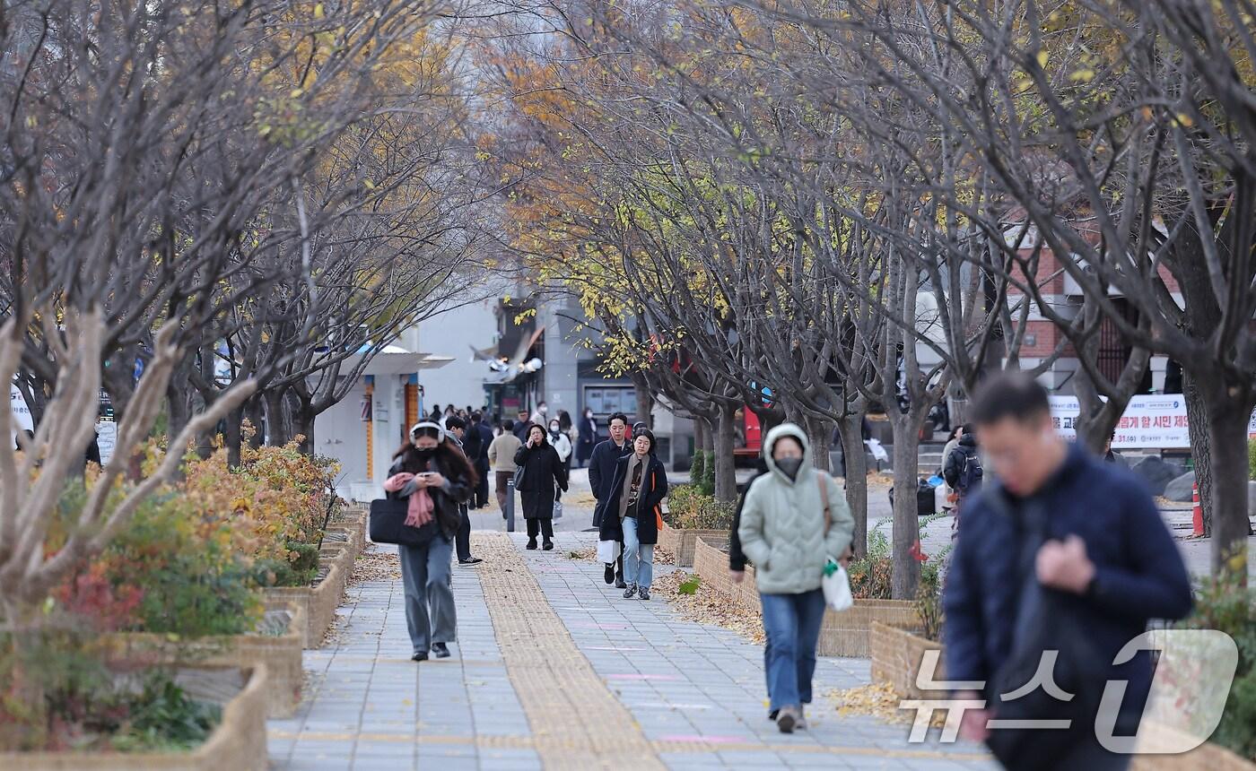 본문 이미지 - 두꺼운 옷 입은 시민들.(뉴스1 DB)