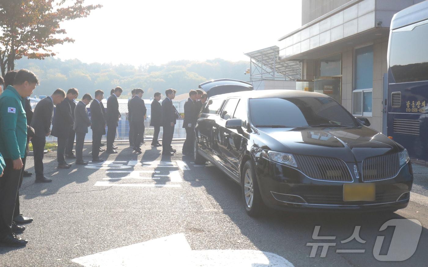 17일 울산 남구의 한 장례식장에서 울산화력발전소 붕괴 사고 희생자의 발인이 엄수되고 있다. 2025.11.17/뉴스1 ⓒ News1 김세은 기자