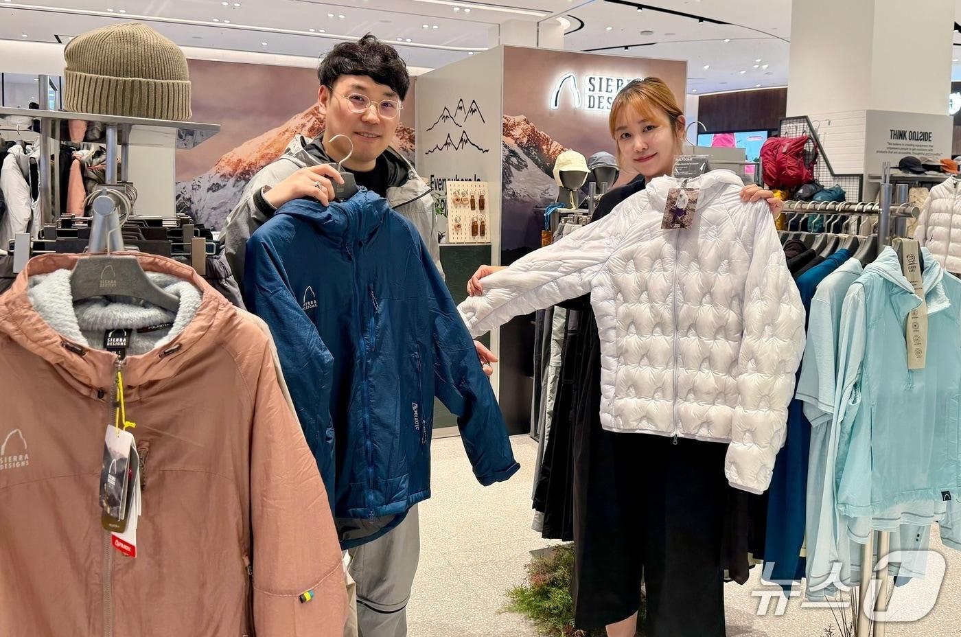 신세계백화점 센텀시티를 방문한 고객이 시에라 디자인 제품을 둘러보고 있다.(신세계 센텀시티 제공. 재판매 및 DB 금지)