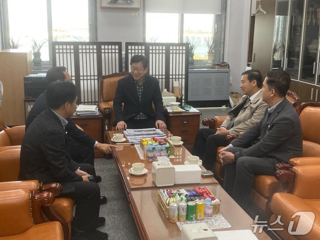 본문 이미지 - 17일 전춘성 전북 진안군수가 안호영 국회의원을 만나고 있다.&#40;진안군제공. 재판매 및 DB금지&#41;2025.11.17/뉴스1