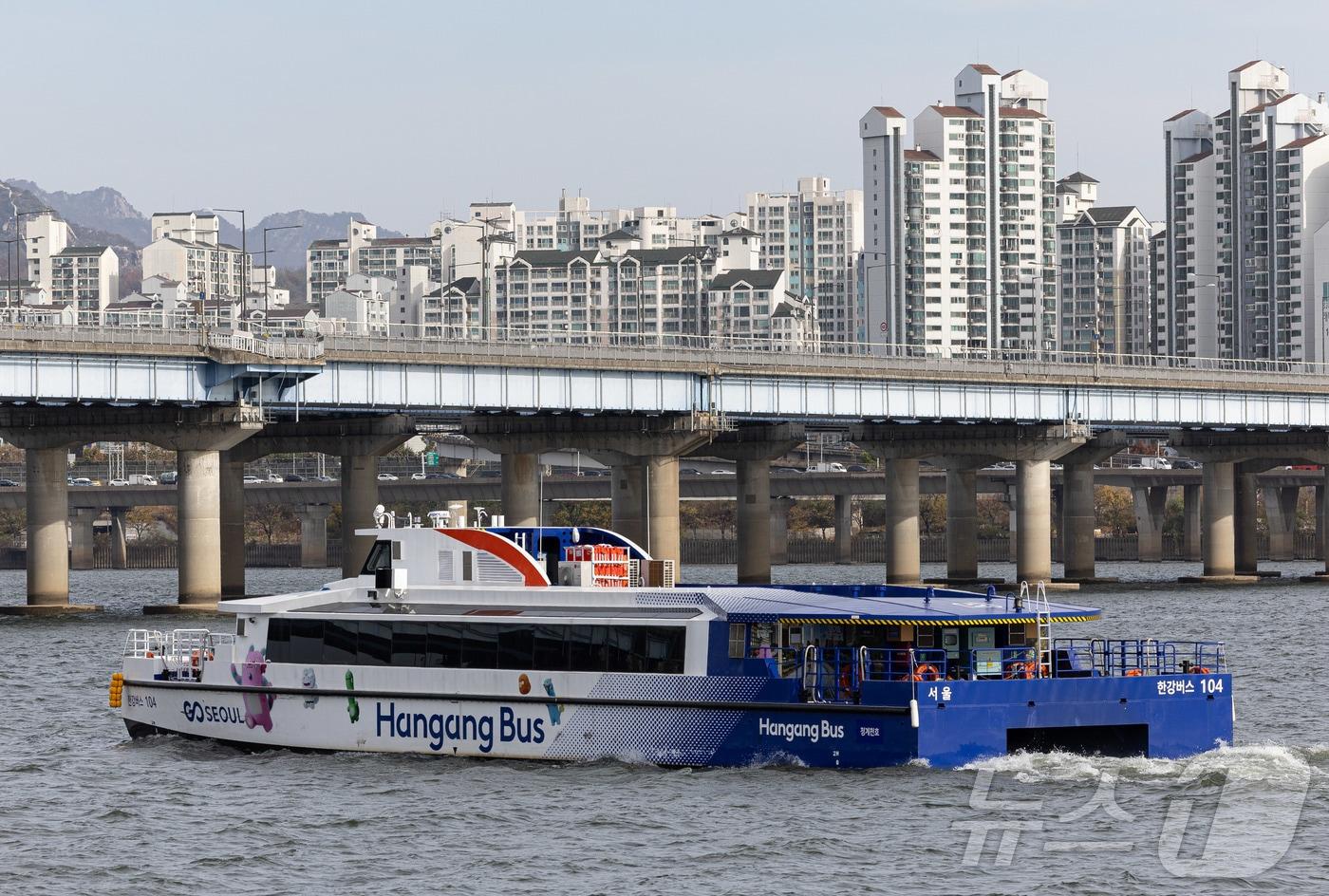 17일 오전 서울 여의도 한강버스 선착장에서 한강버스가 출항하고 있다. 2025.11.17/뉴스1 ⓒ News1 이재명 기자