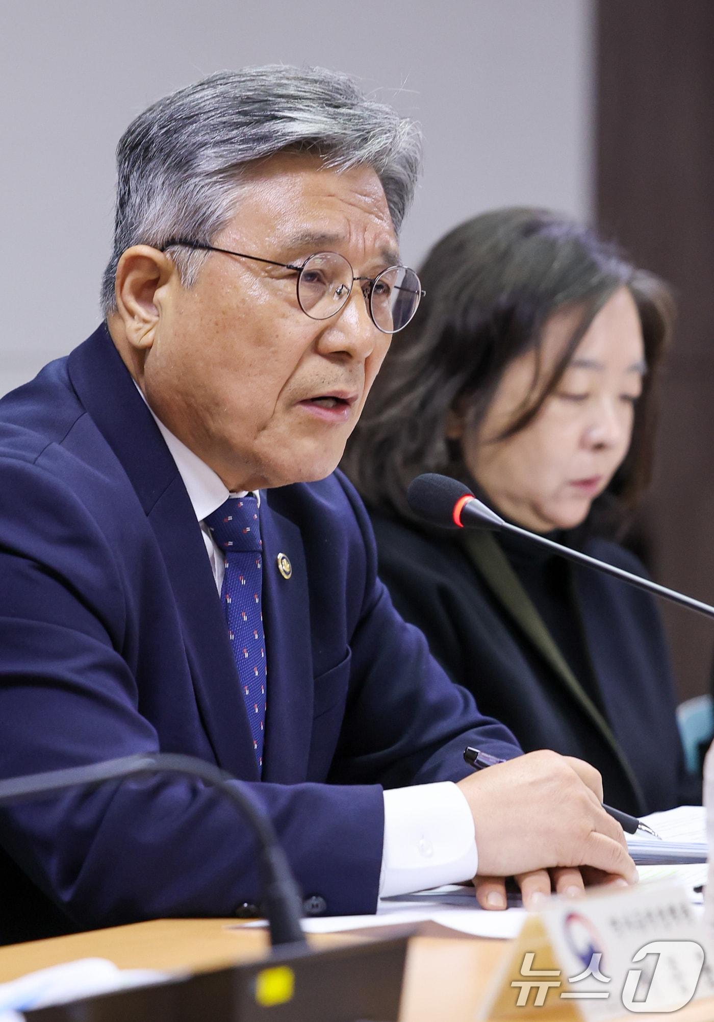 본문 이미지 - 허민 국가유산청장이 17일 오전 서울 종로구 국립고궁박물관에서 유네스코 세계유산 &#39;종묘&#39; 앞 세운재정비촉진계획 관련 입장을 밝힌 뒤 취재진 질문에 답하고 있다. 2025.11.17/뉴스1 ⓒ News1 안은나 기자