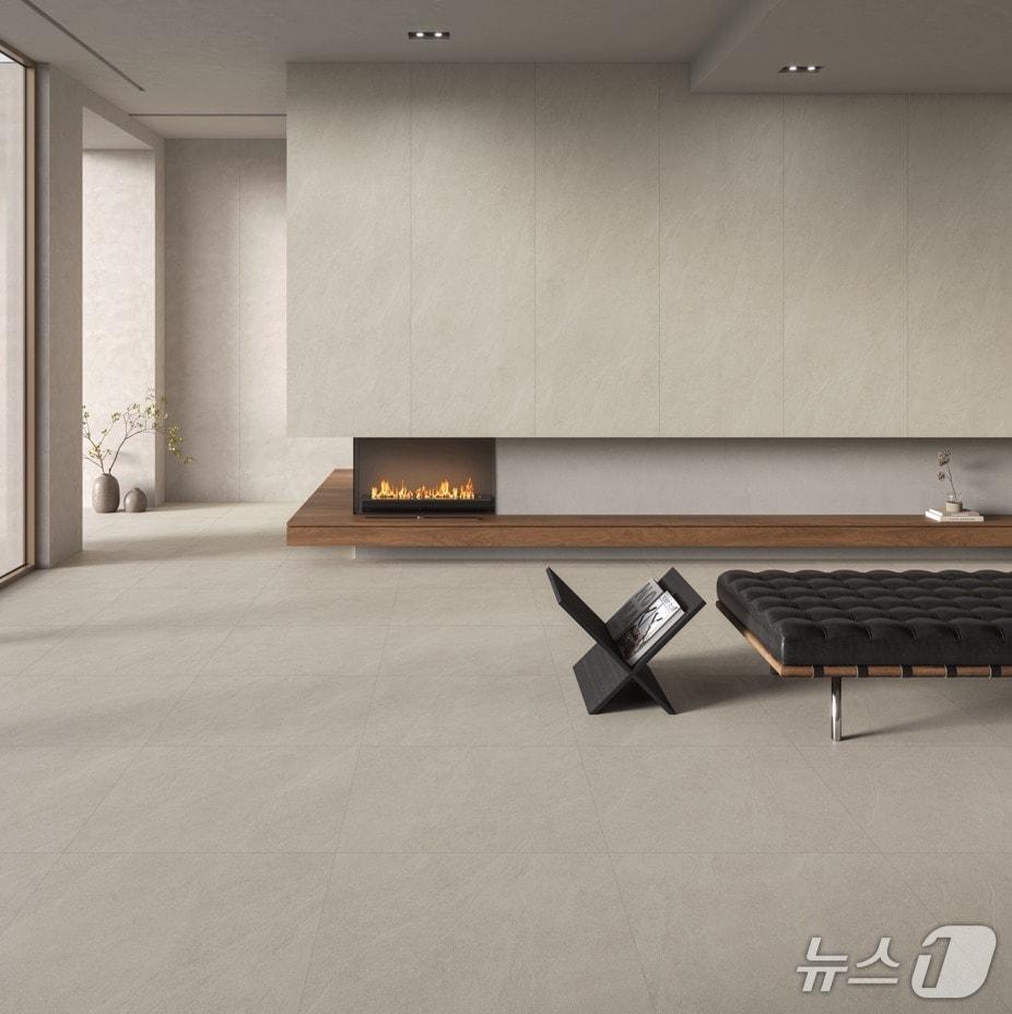 본문 이미지 - 한솔홈데코가 자사의 대표 마루 제품인 &#39;SB스톤 스퀘어800&#39;에 디지털프린팅 기술을 적용해 리뉴얼 출시했다 &#40;한솔홀딩스 제공&#41;