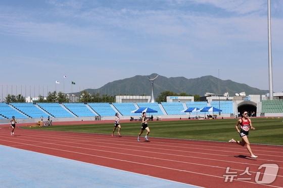 본문 이미지 -  64회 충북도민체전 육상 사전경기가 열리고 있는 충주종합운동장.&#40;자료사진&#41;/뉴스1