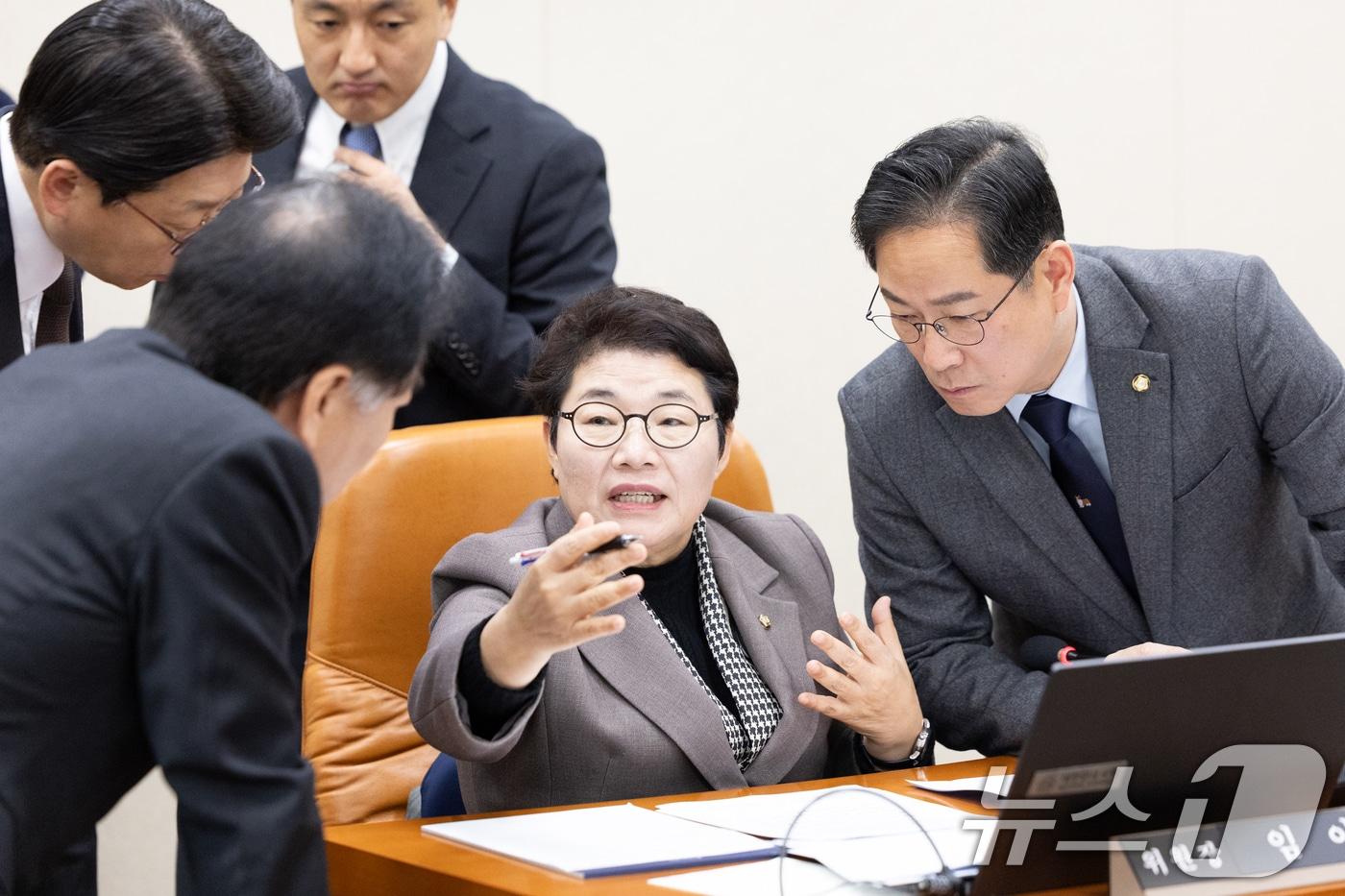 17일 서울 여의도 국회에서 열린 제429회국회&#40;정기회&#41; 기획재정위원회 제7차 전체회의에서 임이자 위원장이 여야 간사와 대화하고 있다. 2025.11.17/뉴스1 ⓒ News1 이승배 기자