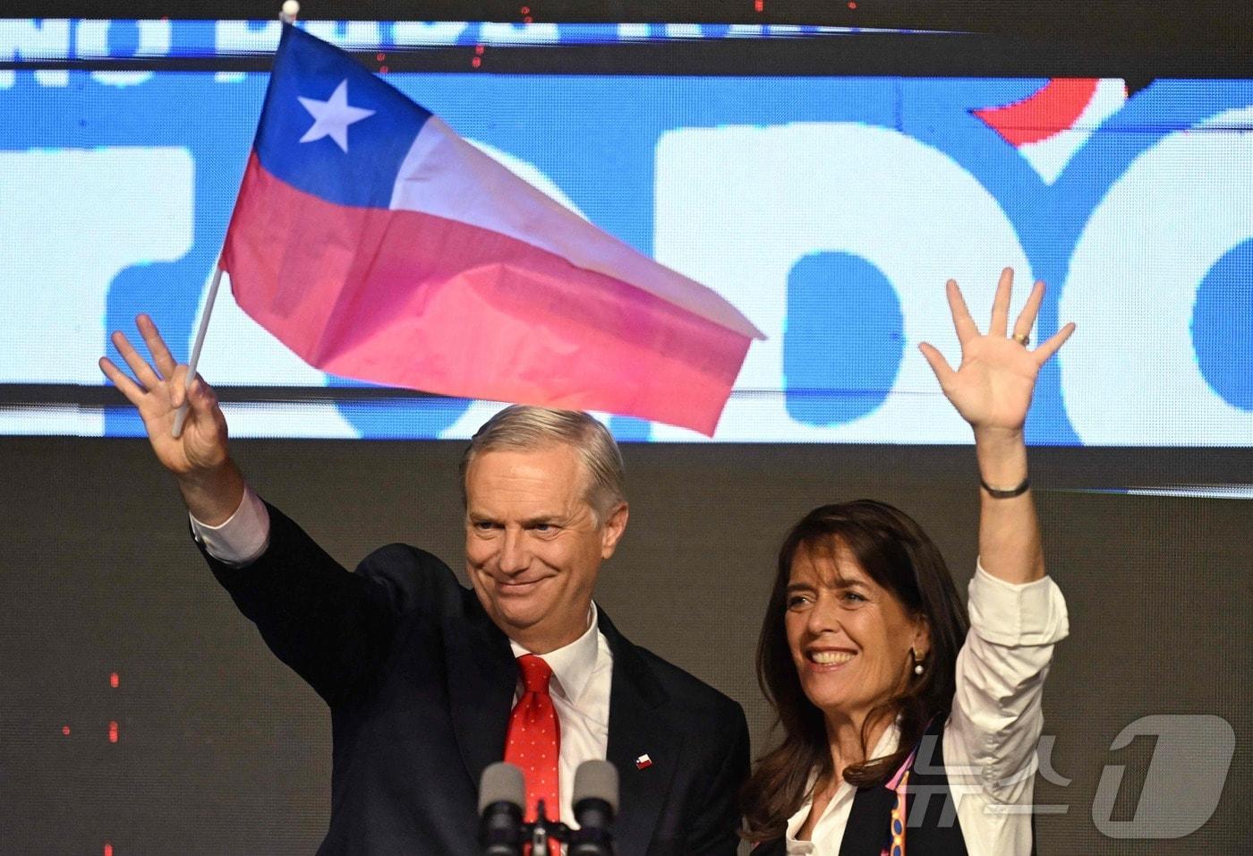 칠레 공화당 소속 호세 안토니오 카스트 후보&#40;왼쪽&#41;와 그의 부인 마리아 피아 아드리아솔라가 16일&#40;현지시간&#41; 대선 1차투표 결과 발표 후 산티아고에서 지지자들과 인사를 나누고 있다. 2025.11.16. ⓒ AFP=뉴스1 ⓒ News1 이정환 기자