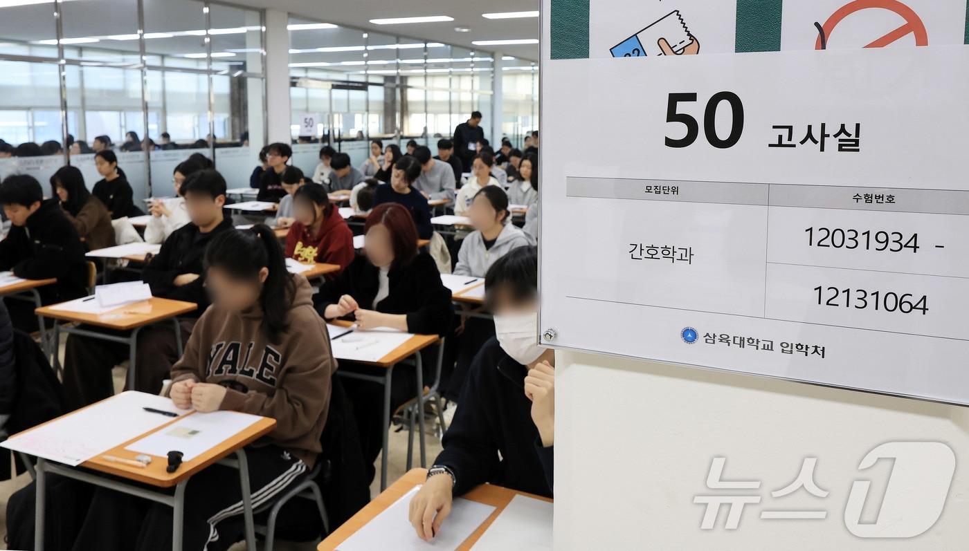 17일 서울 노원구 삼육대학교에서 열린 2026학년도 수시모집 논술고사에서 수험생들이 고사장에 착석해 있다. 2025.11.17/뉴스1 ⓒ News1 이호윤 기자