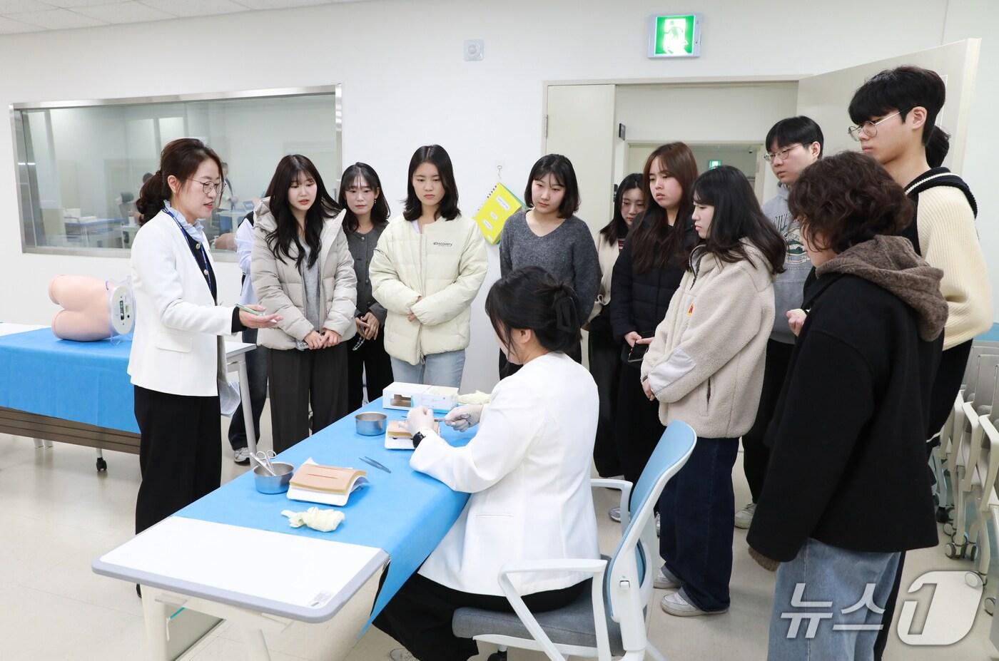 조직공학 임상시뮬레이션 실무 과정에 참여한 교육생들이 교육받는 모습(충남대병원 제공) /뉴스1